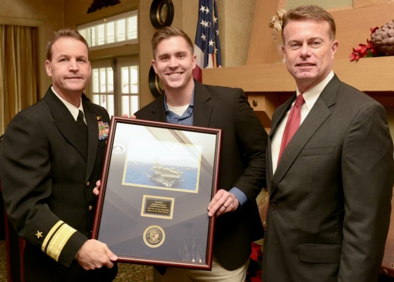 Refuel Agency Military Team Accepts Award for Navy MWR Support